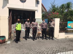Unit Satwa Satsabhara Polres Tanjung Perak Kawal Pelaksanaan Kebaktian di Gereja Santo Mikael