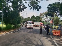 Polsek Krembangan Terus Lakukan Penyekatan Cegah Mudik Masyarakat