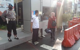 Urkes Polres Tanjung Perak Lakukan Cek Suhu Badan, Cegah Masuknya Orang Dengan Kondisi Gejala Terpapar Covid-19