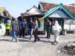 Babinkamtibmas Tambak Wedi Ikut Laksanakan Penyemprotan Disinfektan & Sosialisasi Penerapan Protokol Kesehatan