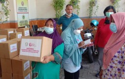 Peringati Hari Kesatuan Gerak Bhayangkari Ke-69, Polsek Krembangan Bagikan Sembako ke Kampung 1001 Malam