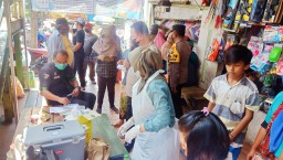Polsek Semampir Kawal Home Care Vaksin di Pasar Pegirian