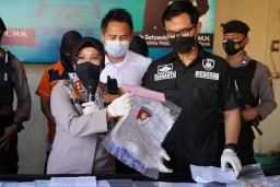 Kapolres Tanjung Perak Pimpin Konferensi Pers Pengungkapan Pemalsuan Surat GeNose C-19 Report