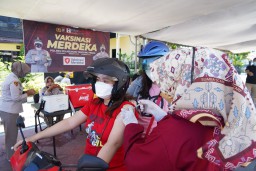 Polres Tanjung Perak Buka Layanan Vaksinasi Drive Thru di Hari Minggu