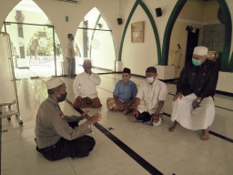 Panit Binmas Polsek Krembangan Sampaikan Himbauan Protokol Kesehatan Kepada Takmir Masjid