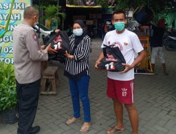 Babinkamtibmas Sidotopo Bagikan Bantuan Sembako Ke Warga KTS
