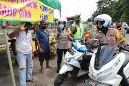 Kapolres Tanjung Perak Sosialisasikan Aturan Jam Malam & Bagi-Bagi Masker Ke Pedagang Warung