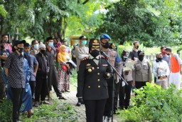 Kapolres Tanjung Perak Pimpin Upacara Pemakaman Anggota