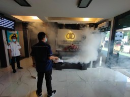 Cegah Penyebaran Covid-19, Urkes Polres Tanjung Perak Lakukan Fogging Disinfektan