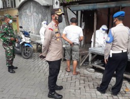 Kapolsek Asemrowo Pimpin Razia Masker di Kampung Tambak Mayor Baru