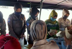 Polwan Polres Tanjung Perak Siapkan Nasi Bungkus Untuk Berbuka Masyarakat Terdampak Pandemi Covid-19