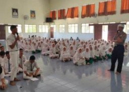 Polres Tanjung Perak Sosialisasi Pembukaan Pendaftaran Polri Ke SMA Wachid Hasyim