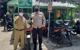 Kapolsek Semampir Sampaikan Prosedur Pemakaman Pasien Covid-19 Ke Pengurus Makam Karang Tembok