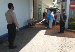 Kapolsek Pabean Cantikan Pantau Langsung Evakuasi Jasad Pasien Covid-9 Dari Rumah Sakit PHC