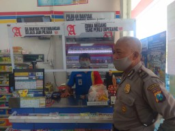 Personil Polsek Asemrowo Patroli Mini Market, Titip Pesan Waspada Pencurian & Uang Palsu