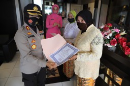 Kapolres Tanjung Perak Serahkan Piagam Penghargaan Untuk Anggota Bhayangkari