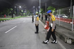 Kapolres Tanjung Perak Pimpin Penyekatan Pengendara di Akses Suramadu