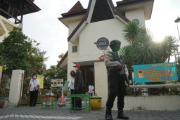 Kabag Ops Polres Pelabuhan Tanjung Perak Pimpin Sterilisasi Gereja Jelang Kebaktian Paskah