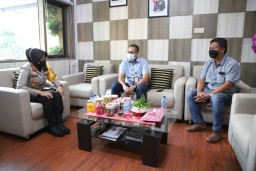 Kapolres Tanjung Perak Pimpin Pengiriman Bantuan Untuk Korban Bencana NTT