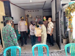 Kapolres Tanjung Perak Kunjungi Rumah Keluarga Korban KRI Nanggala 402 di Daerah Basis Angkatan Laut, Semampir