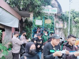 Polsek Semampir Kawal Puluhan Suporter Bonek Lakukan Ziarah Makam
