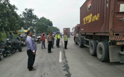Kapolsek Asemrowo Pimpin Pengamanan Jalur Bonek di Jembatan Branjangan