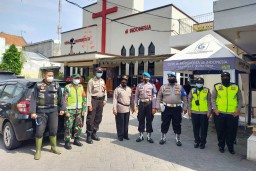 Polwan Polres Tanjung Perak Diterjunkan Untuk Pengamanan Misa Natal di Gereja Pantekosta Jalan Rajawali