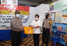 Kasat Binmas Polres Tanjung Perak Bagikan Paket Sembako Untuk KTS RW 03 Nyamplungan