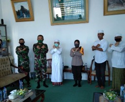 Kapolres Tanjung Perak Bersama Dandim Surabaya Timur Halal Bi Halal Ke Ponpes Assalafi Al Fithrah