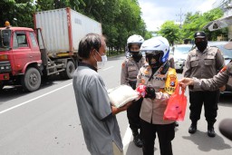 Kapolres Tanjung Perak Pimpin Pengamanan Sholat Jumat Serta Bagi-Bagi Makanan & Sembako
