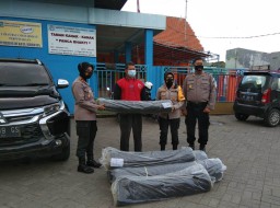 Kapolres Beri Bantuan Jala Untuk Kolam Ikan Warga KTS RW 05 Takal Kedinding