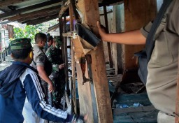 Kapolsek Semampir Pimpin Penggerebekan Kawasan Peredaran Narkoba
