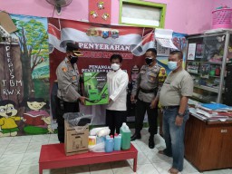 Polsek Kenjeran Serahkan Bantuan Peralatan Penanganan Covid-19 Dari Kapolres Tanjung Perak ke KTS RW 02 Takal Kedinding