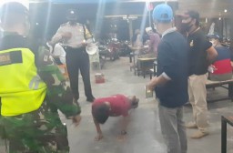 Polsek Semampir Bareng Instansi Samping Lakukan Operasi Masker di Warkop & Cafe