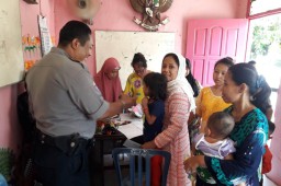 Babinkamtibmas Ujung Lakukan Pendampingan di Acara Imunisasi Balita