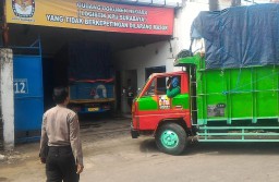 Polsek Kenjeran Kawal Pengiriman Kotak Suara di PPK Bulak Ke Gudang KPU
