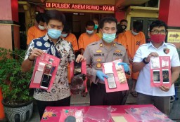 Polsek Asemrowo Gelar Konferensi Pers Keberhasilan Ungkap Pengedar Pil Double L Jaringan Lapas