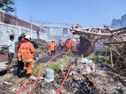 Polsek Asemrowo Masih Lakukan Penyelidikan Penyebab Kebakaran Gudang Besi Tua