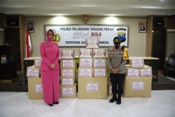 Kapolres Tanjung Perak Bersama Bhayangkari Berikan Bantuan Sembako Untuk Warga Terdampak Erupsi Semeru