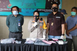 Kapolres Tanjung Perak Pimpin Konferensi Pers Pengungkapan Kasus Jambret HP