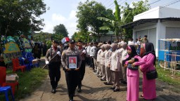 Kapolres Tanjung Perak Pimpin Upacara Pemakaman Kapolsek Kenjeran