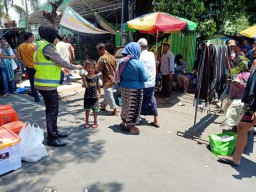 Polwan Polres Tanjung Perak Patroli Jumat Darling di Masjid Mujahidin