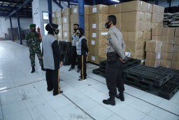 Kapolres Tanjung Perak Bersama Kapolsek Kenjeran Cek Gudang Logistik KPU