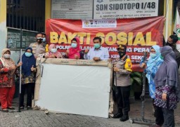Kapolsek Semampir Dampingi Kapolres Tanjung Perak Ke Sekolah-Sekolah Dalam Rangka Bakti Sosial