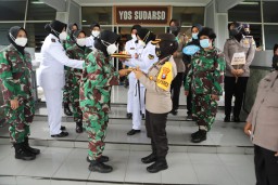 Kapolres Tanjung Perak Berikan Kejutan Kue Ulang Tahun di Hari Spesial Kowal Lantamal V