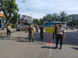 Polsek Semampir Lakukan Razia Masker Bareng Satpol PP di Jalan KH Mas Mansyur