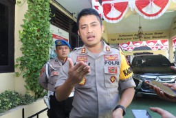 Kapolres Tanjung Perak Gelar Konferensi Pers Kasus Kebakaran Rumah Dengan Korban Tewas