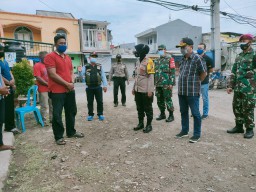 Kapolsek Kenjeran Lakukan Kunjungan Bersama Camat Bulak di Posko KTS RW 02 Kelurahan Sukolilo Baru