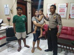 Polsek Kenjeran Pertemukan Ibu & Balitanya Yang Sempat Hilang