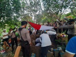 Kasat Sabhara Polres Tanjung Perak Pimpin Upacara Pemakaman Anggota